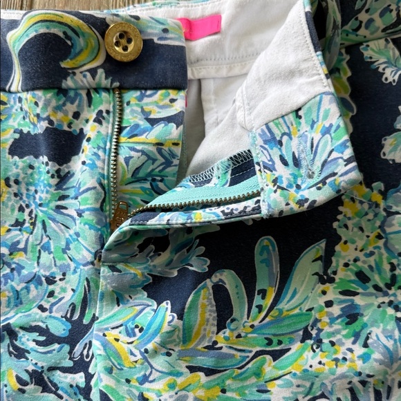 🌴 Lilly Pulitzer Patterned Women's Shorts Stretchy 12 Comfortable and Classic! - Picture 6 of 9